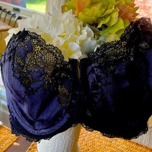 Wacoal 36DDD lace and silky bra. Excellent condition.